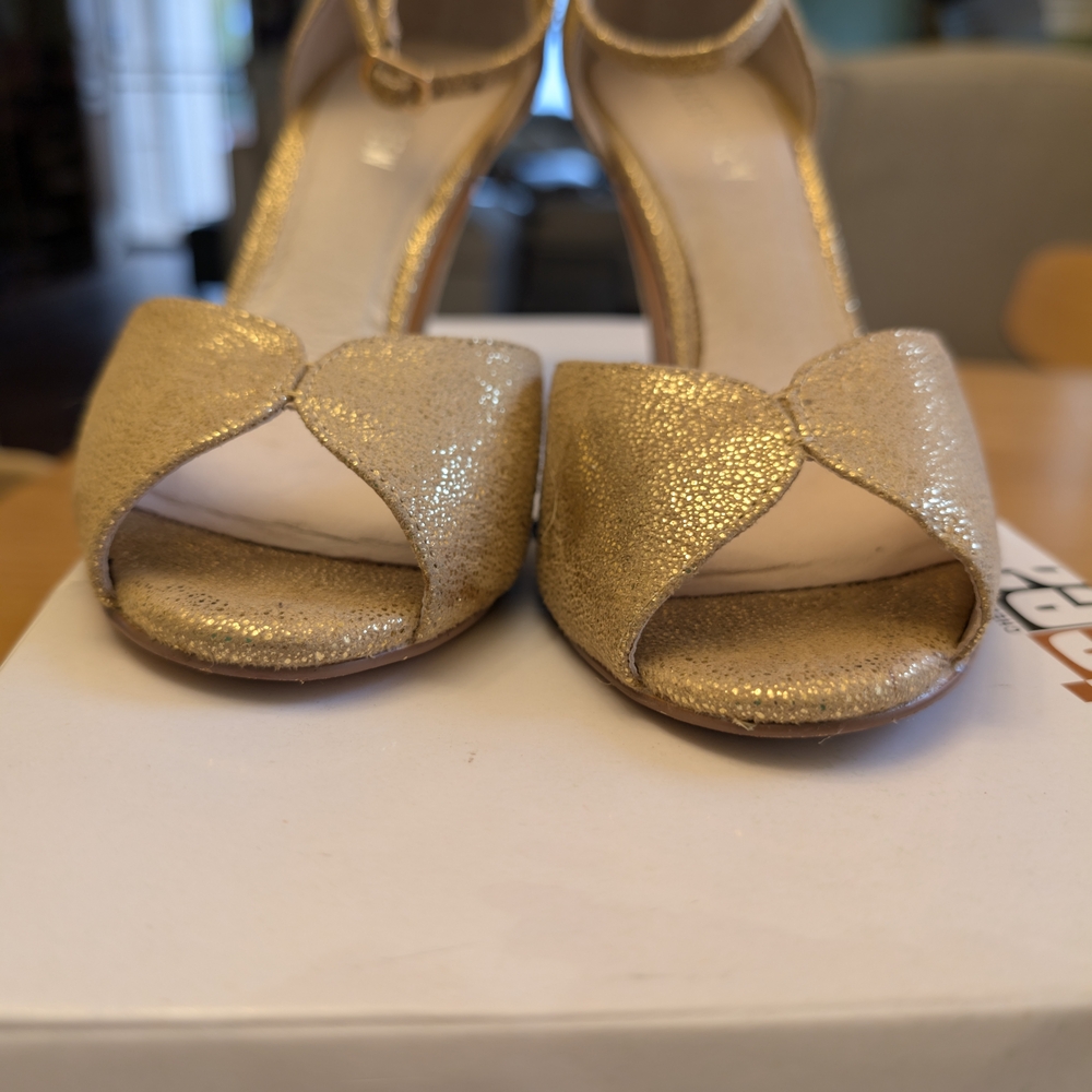 Elegant Gold Women's Heels - Picture 6 of 6